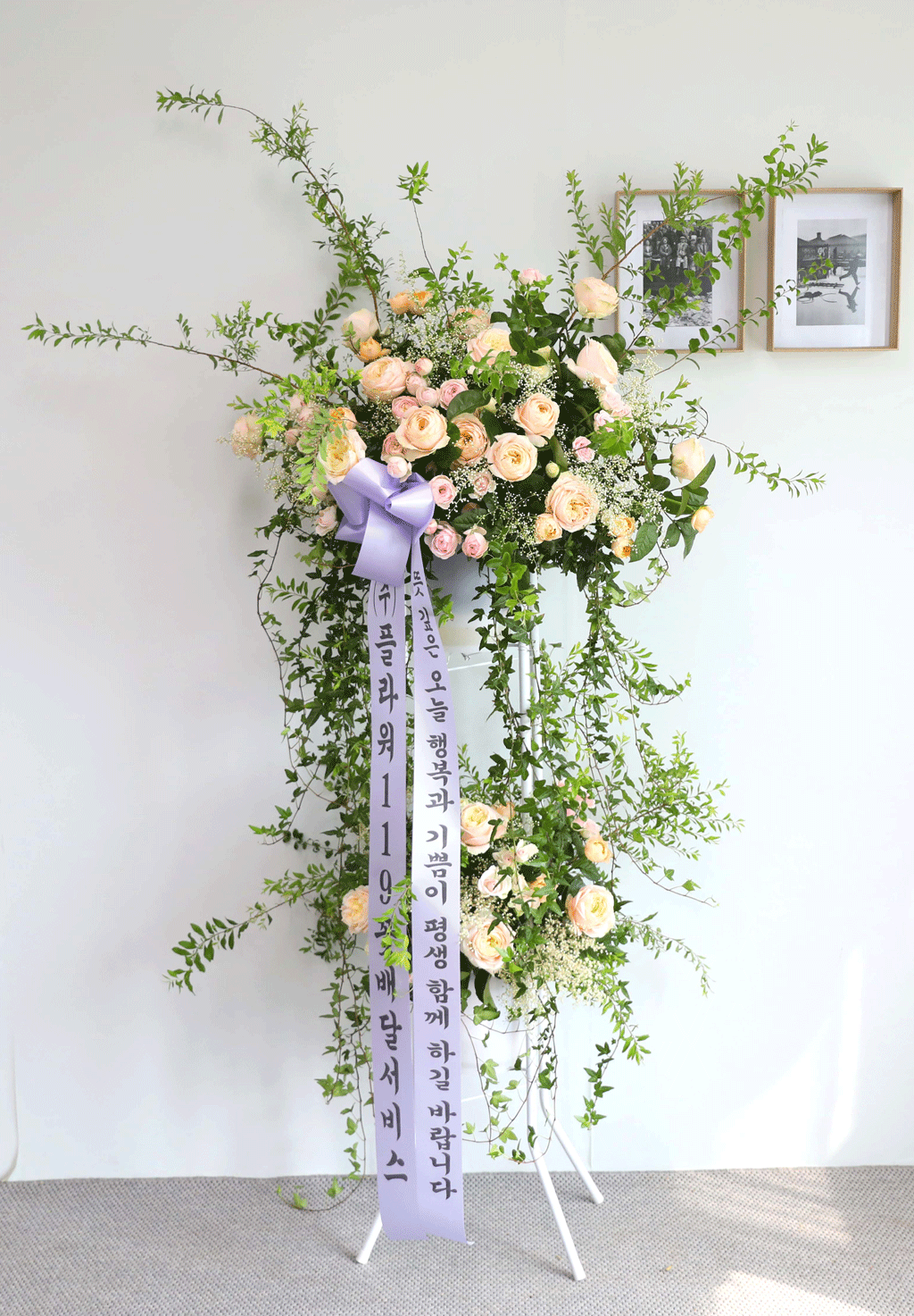 이 화환은 그 자체로도 아름다움을 자랑하지만,
특히 장미 위주의 디자인으로 결혼식의 특별함을 강조합니다.
코랄과 핑크 장미가 어우러진 화환은 신부와 신랑의 새로운 시작을 축복하며,
결혼식 현장에 우아하고 감동적인 분위기를 더해줍니다.