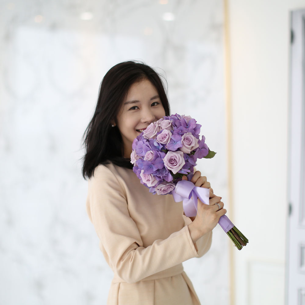 평소에는 장난기 많은 내 연인이지만 그날만은 진지하게 사랑한다는 말을 전해주세요.
사랑한다는 말은 행복한 말이지 부끄러운 말이 아니니까요.