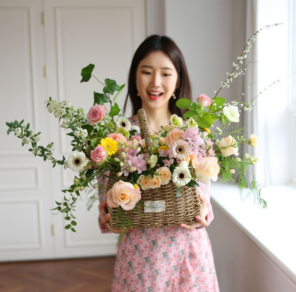 <div class="dd-small-t">Yes it is</div>
<div class="dd-large-t">For someone l love</div>
<div class="dd-c">
봄 느낌 가득한 봄 신상 꽃바구니
사랑하는 분에게 따스한 봄을 선물하세요</div>