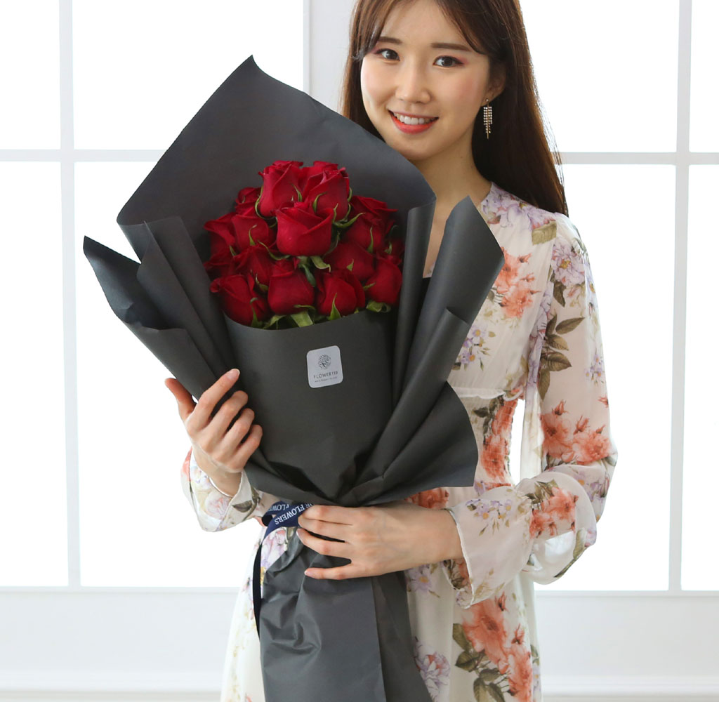 장미의 겉잎은 시든 것이 아닌 꽃을 보호하고 꽃을 오랫동안 유지하는 역할을 합니다.
