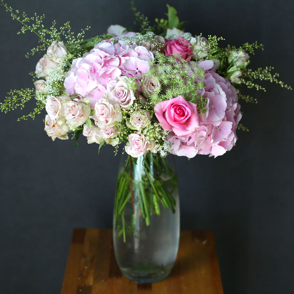 Ways to Freshen Your Home - Flowers improve emotional health(화기는 변경될 수 있습니다)