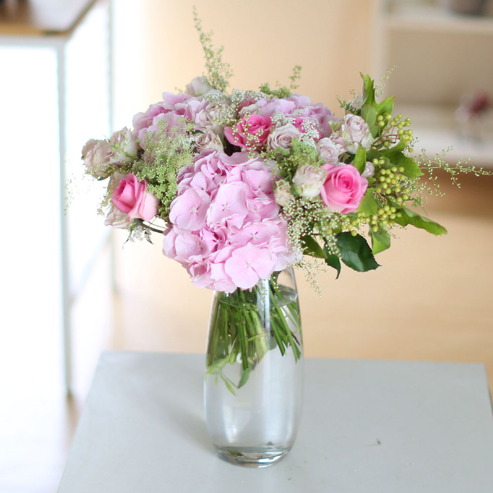 Ways to Freshen Your Home - Flowers improve emotional health(화기는 변경될 수 있습니다)