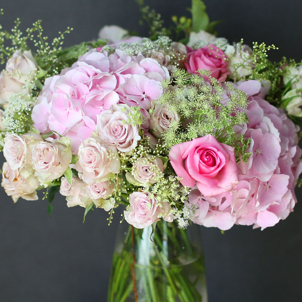 Ways to Freshen Your Home - Flowers improve emotional health(화기는 변경될 수 있습니다)