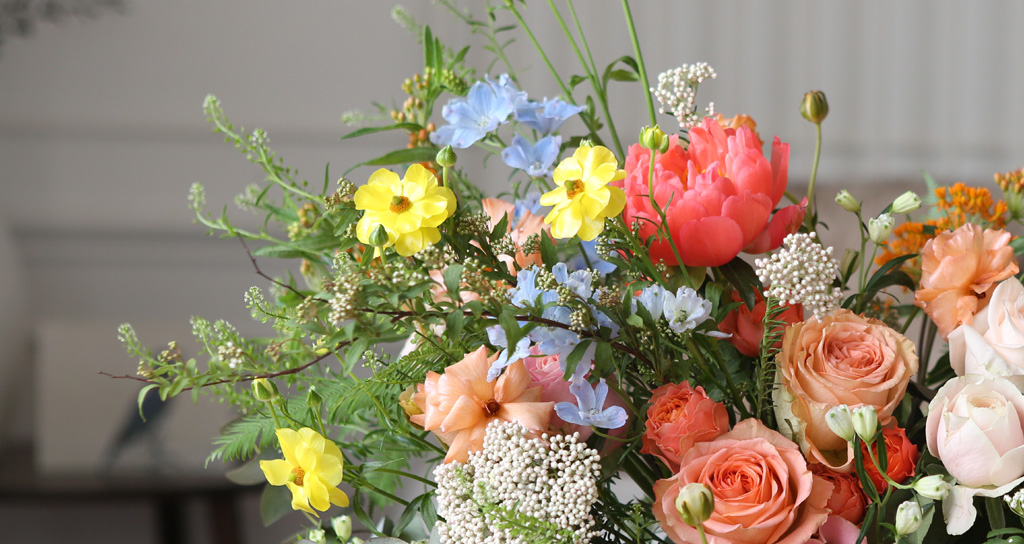 <div style="font-size:13px; color:#5A5A5A; text-align:center; font-style:oblique;">작약의 붉은 빛과 버터플라이 라넌큘러스의 노란 빛,<br>그리고 델피늄의 푸른빛을 함께 모아 색의 3원색을 모아 배치하였습니다.<br>이를 통해 야성적이고, 밝고 명쾌한 분위기를 연출 해 개별 꽃 색의 아름다움을 극대화 하였습니다.</br></div>
<div style="font-size:13px; color:#5A5A5A; text-align:center; font-style:oblique;">색의 대비 뿐만 아니라,<br>큰 화형의 작약 곁에 작은 화형의 꽃을 채워넣어<br>꽃 한송이한송이의 아름다움을 느끼실 수 있도록 하였습니다.</br></div>