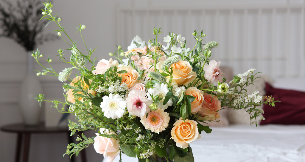 <div style="font-size:13px; color:#5A5A5A; text-align:center; font-style:oblique;">봄의 기운이 완연한 시절은 산책하기 너무 좋은 시기이지요.</div>
<div style="font-size:13px; color:#5A5A5A; text-align:center; font-style:oblique;"><br>더위와 추위의 가운데<br>'따뜻함' 이라는 단어에 걸맞는 날씨를 맞이해<br>이곳 저곳을 걷다보면 마주치는 풍경이 있습니다.</br></div>
<div style="font-size:13px; color:#5A5A5A; text-align:center; font-style:oblique;"><br>여기 이 화병에 그 자연 그대로의 아름다움을<br>한 손으로 다 잡아내기 힘들만큼 가득 담아보았습니다.</br></div>