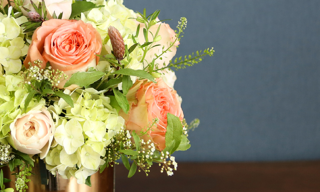 <div style="font-size:13px; color:#5A5A5A; text-align:center; font-style:oblique;">연두빛 수국으로 고요한 아침의 꽃들을 표현했다면<br>그 위로 피어난 밝은 에너지의 꽃들을 표현하기 위해<br>오렌지빛의 고급장미를 어레인지 하였습니다.</br></div>
<div style="font-size:13px; color:#5A5A5A; text-align:center; font-style:oblique;">주황빛 계열의 색들은<br>보는 이로 하여금 밝은 에너지를 가질 수 있도록 도와주며<br>행복감을 가지게 해주는 힘을 가지고 있어요.</br></div>
<div style="font-size:13px; color:#5A5A5A; text-align:center; font-style:oblique;">베이스로 놓인 수국과 대비해 그 화형이 화려하여<br>다소 단조로울 수 있는 부분을 상쇄시켜줍니다.</br></div>