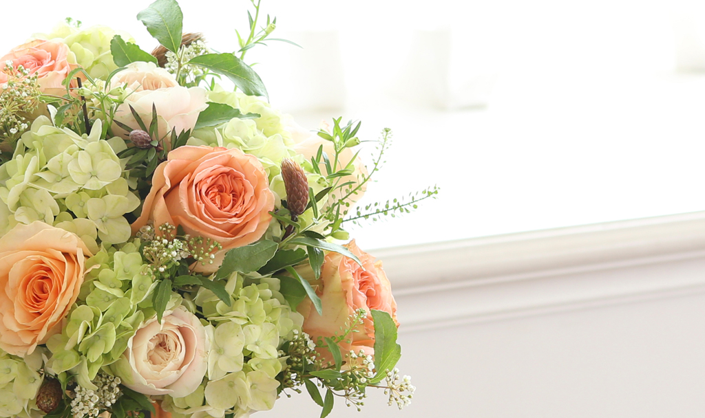 <div style="font-size:13px; color:#5A5A5A; text-align:center; font-style:oblique;">오렌지빛의 장미 곁에<br>여린 분홍빛의 장미를 배열하여</br></div>
<div style="font-size:13px; color:#5A5A5A; text-align:center; font-style:oblique;">베이스 삼은 수국과 오렌지빛 장미가 자연스럽게 연결되도록 하여<br>그 색감의 조화를 돋보이게 해주었으며,<br>동일한 화형의 장미를 함께 배열함으로써 통일감을 주었어요.</br></div>