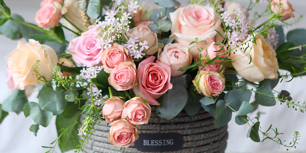 <div style="font-size:13px; color:#5A5A5A; text-align:center; font-style:oblique;"><br>장미의 계절이니만큼<br>다양한 화형과 빛의 장미를 주인공으로 두어,<br>장미의 아름다움을 극대화 할 수 있도록 구성한 상품입니다.</br></div>
<div style="font-size:13px; color:#5A5A5A; text-align:center; font-style:oblique;"><br>미니장미와 일반장미를 함께 배치하여 화형의 차이에 따른 각 장미의 매력을 표현하였고,<br>분홍이라는 카테고리 안에 수많은 분홍빛이 있듯,<br>서로 다른 빛의 분홍장미들을 다양하게 배치하여<br>미묘하고 세세한 색감의 차이를 통해 심미적 아름다움을 극대화 하였습니다.</br></div>