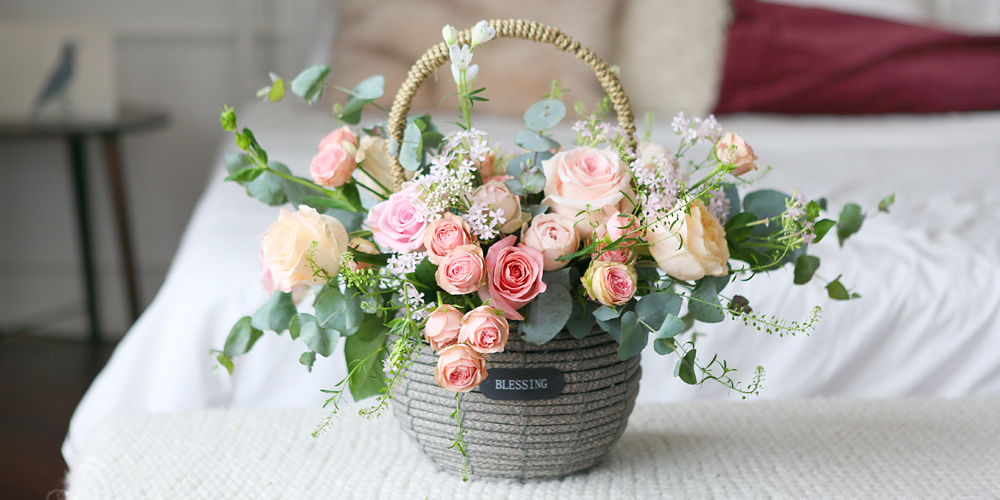 <div style="font-size:13px; color:#5A5A5A; text-align:center; font-style:oblique;"><br>바구니는 동그란 곡선 모양으로<br>부드럽고 귀여운 분위기를 더해줍니다.</br></div>
<div style="font-size:13px; color:#5A5A5A; text-align:center; font-style:oblique;"><br>핑크톤의 부드럽고 따뜻한 색감은<br>긍정적이고 밝은 에너지를 가질 수 있도록 도와준다고 해요.<br>따뜻한 컬러의 아름다운 장미들을 통해 평온하고 안온하시길 바랍니다 :)</br></div>
<div style="font-size:13px; color:#5A5A5A; text-align:center; font-style:oblique;">.</div>
<div style="font-size:13px; color:#5A5A5A; text-align:center; font-style:oblique;"><br>꽃 한송이 한송이, 그리고 바구니 형태까지<br>디자인의 요소를 활용하여 꽃을 더 아름답게 보일 수 있도록 신중하게 구성하였습니다.</br></div>
<div style="font-size:13px; color:#5A5A5A; text-align:center; font-style:oblique;"><br>이렇듯 정성 가득한 마음으로 제작한 이 상품을<br>소중한 이에게 마음을 담아 선물하여 행복한 미소를 띄게 해주시거나,<br>갤러리 혹은 전시장에 보내, 공간과 작품을 더욱 화사하게 돋보이게 해보시는 것은 어떠신가요?</br></div>
<div style="font-size:13px; color:#5A5A5A; text-align:center; font-style:oblique;"><br>어떤 공간에, 어떤 소중한 분께 선물하시든<br>소중한 사람으로 대접받는 기분을 느끼실 것이라고 자부할 수 있습니다.</br></div>