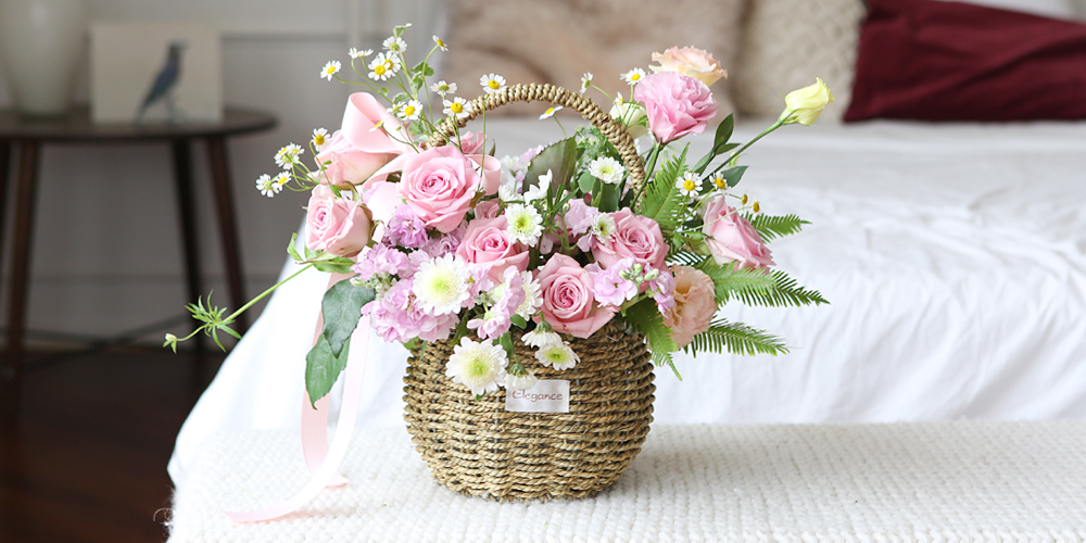<div style="font-size:13px; color:#5A5A5A; text-align:center; font-style:oblique;"><br>동그랗고 귀여운 곡선의 우드톤의 바구니에 아름다운 꽃들을 배치하여<br>앙증맞으면서도 편안한 느낌의, 꽃이 더 아름다워 보일 수 있도록 하였습니다.</br></div>
<div style="font-size:13px; color:#5A5A5A; text-align:center; font-style:oblique;"><br>다양한 디자인의 요소를 적용하여 다채로운 느낌의 꽃바구니를 제작하려 하되,<br>핑크라는 색상의 전체적인 통일성을 유지하여 부드러운 색감의 꽃을 보실 수 있도록 구성하였습니다.</br></div>
<div style="font-size:13px; color:#5A5A5A; text-align:center; font-style:oblique;"><br>.</br></div>
<div style="font-size:13px; color:#5A5A5A; text-align:center; font-style:oblique;"><br>꽃 한송이, 그리고 바구니 형태까지<br>디자인의 요소를 활용하여 꽃 제 본연의 아름다움을 잘 볼 수 있도록 신중하게 구성하였습니다.</br></div>
<div style="font-size:13px; color:#5A5A5A; text-align:center; font-style:oblique;"><br>플라워 119가 이렇듯 정성 가득한 마음으로 제작한 이 상품을<br>소중한 이에게 온 마음을 담아 선물해 따뜻한 마음을 전해보시거나,<br>새롭고 기쁨이 가득한 공간에 보내어 공간을 더욱 화사하고, 돋보이게 해보시는 것은 어떠신가요?</br></div>
<div style="font-size:13px; color:#5A5A5A; text-align:center; font-style:oblique;"><br>어떤 공간, 어떤 소중한 분께 선물하시든<br>소중한 사람으로 대접받는 기분을 느끼실 것이라 자부할 수 있습니다.</br></div>