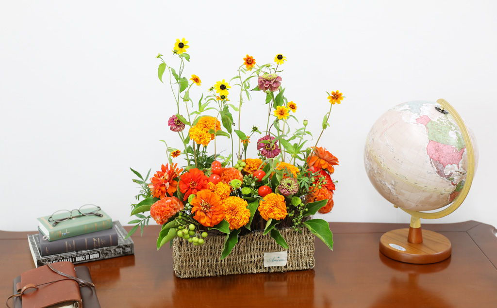 <div style="font-size:15px; color:#5A5A5A; text-align:center; font-style:oblique;">"이런 분께 추천드려요"</div>
<div style="font-size:13px; color:#5A5A5A; text-align:center; font-style:oblique;"><br>사랑하는 부모님께<br>가을을 담은 아름다운 선물이 필요하신 분</br></div>
<div style="font-size:13px; color:#5A5A5A; text-align:center; font-style:oblique;">승진 또는 부서 이동하시는 분께 보내는<br>멋진 선물이 필요하신 분</div>
<div style="font-size:13px; color:#5A5A5A; text-align:center; font-style:oblique;">화사하고 화려한 꽃을 통해 전시회를<br>축하하고 싶으신 분</div>
<div style="font-size:13px; color:#5A5A5A; text-align:center; font-style:oblique;">사랑하는 사람과의 기념일 혹은 생일 등<br>기쁜 날에 선물이 필요하신 분 등</div>