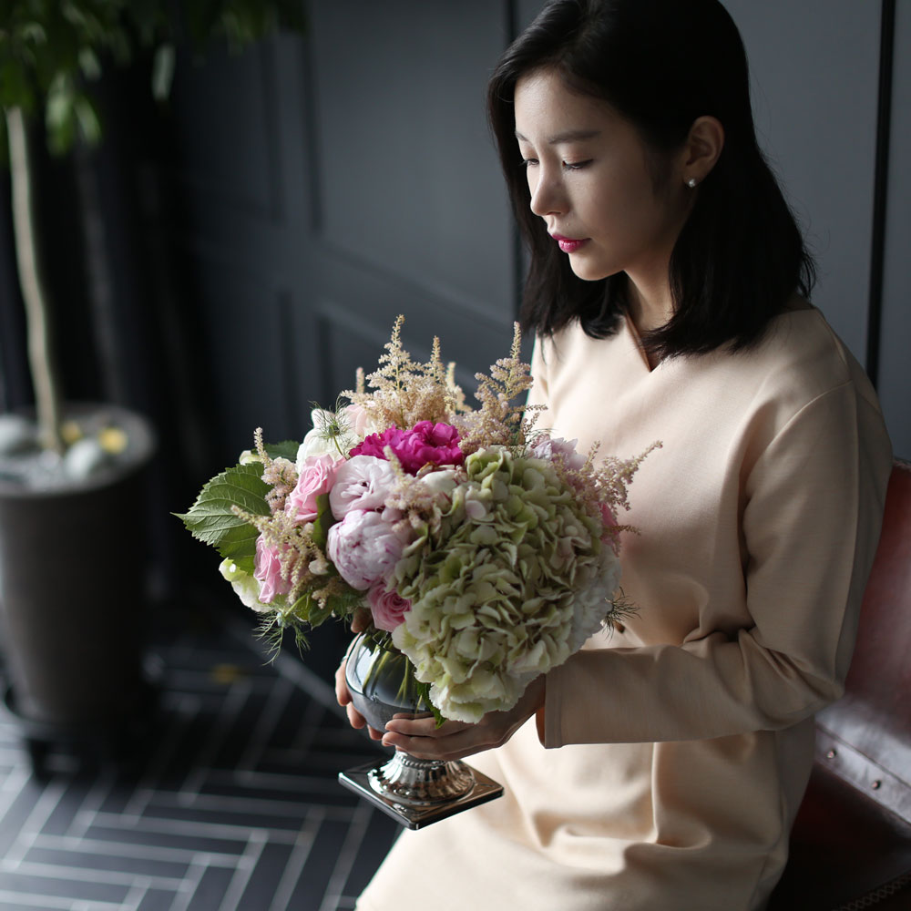 계절을 많이 타는 작약이 들어가서 곷의 종류는 계절의 영향을 받을 수 있습니다.