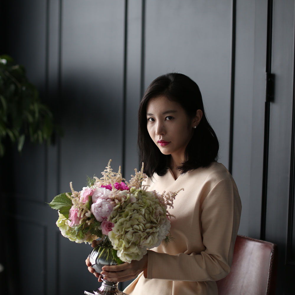 계절을 많이 타는 작약이 들어가서 꽃의 종류는 계절의 영향을 받을 수 있습니다.