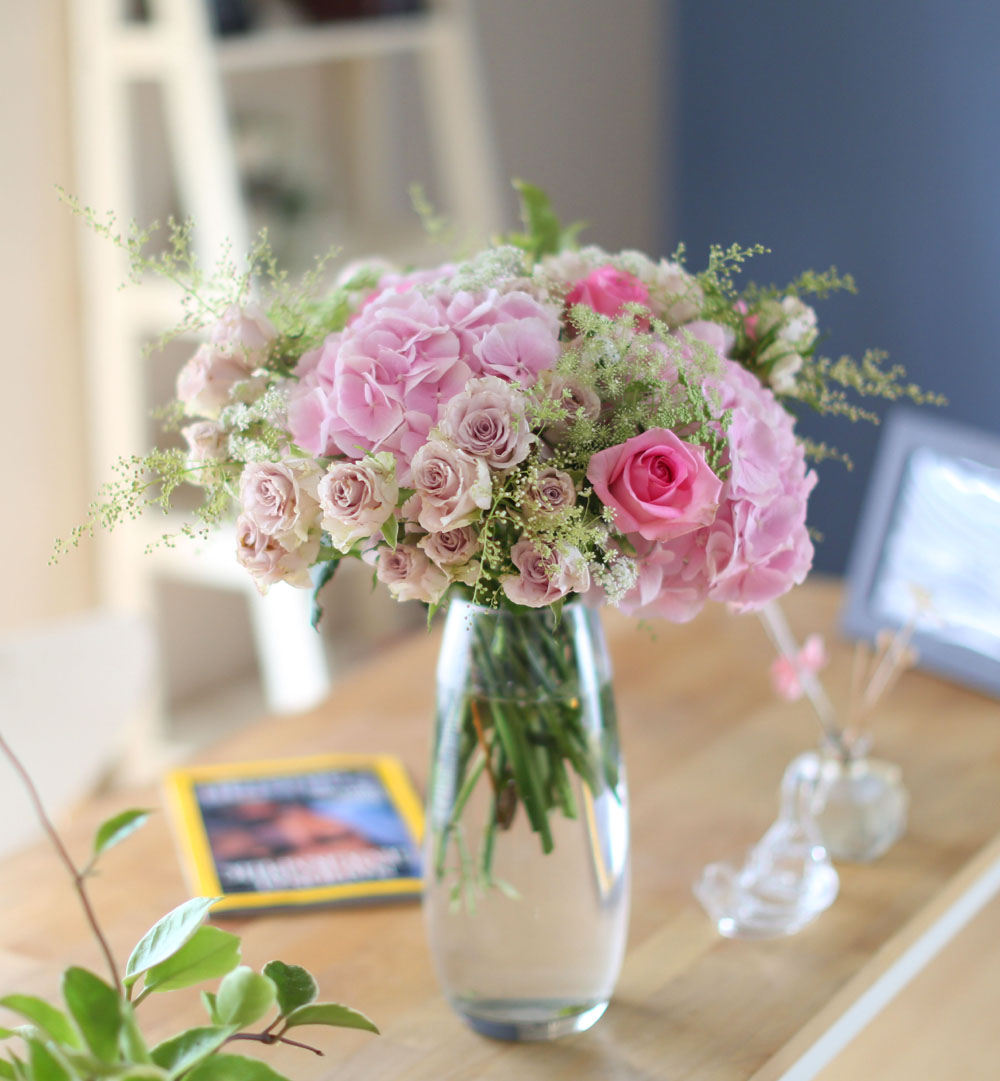 Ways to Freshen Your Home - Flowers improve emotional health(화기는 변경될 수 있습니다)