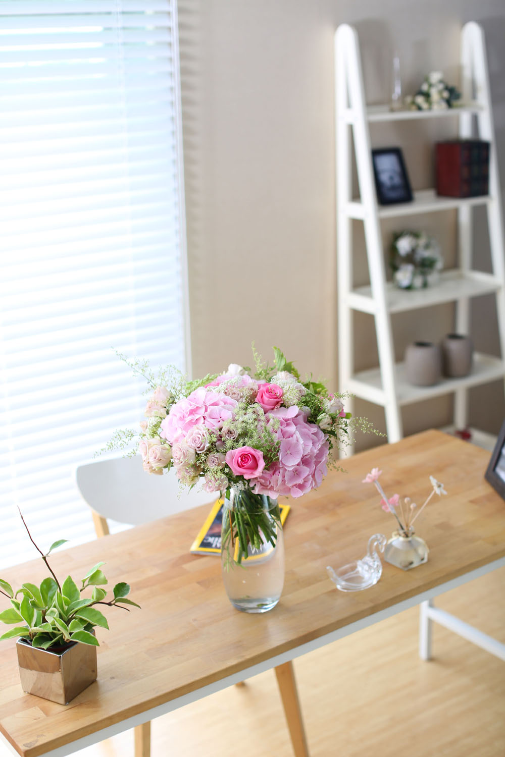 Ways to Freshen Your Home - Flowers improve emotional health(화기는 변경될 수 있습니다)