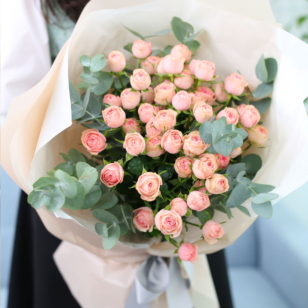 자나장미는 드라이플라워로 말려도, 고유의 핑크빛 컬러가 더 예쁘게 살아나는 장미입니다.
그렇게 때문에, 꽃시장에서 비싼 몸값을 자랑하는 꽃이기도 하지요.
향기로운 유칼립투스와 핑크 자나장미의 조화가 심플하고 아름답습니다.