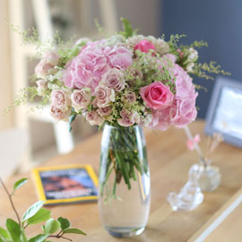 Ways to Freshen Your Home - Flowers improve emotional health(화기는 변경될 수 있습니다) 꽃배달
